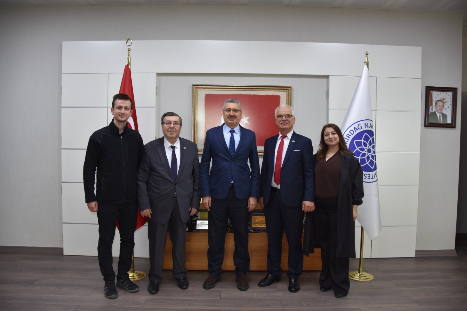 NAMIK KEMAL ÜNİVERSİTESİ REKTÖRÜ PROF.DR MÜMİN ŞAHİN'E PLAKET VERİLDİ